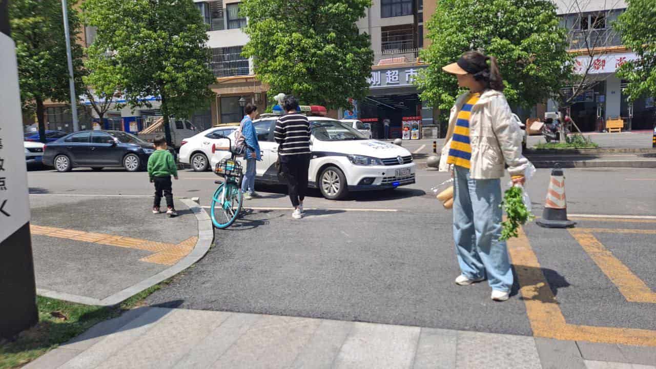 逼迫中的见证:继“法律障眼法”后的“群手遮天”